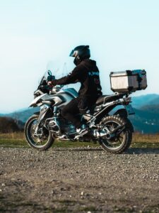 Bezpieczna jazda z obciążeniem – jak kufry i bagaż wpływają na prowadzenie motocykla?